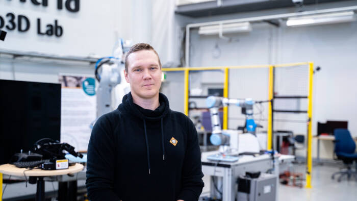 Konetekniikan opiskelija Antti Vehkaperä kuvattuna Robo 3D Labissa Ylivieskan kampuksella