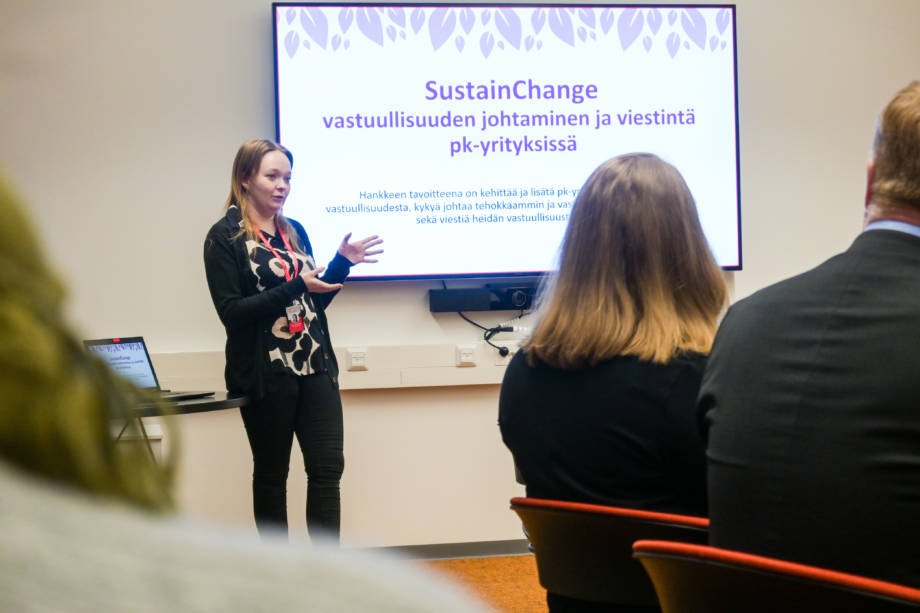 Mira Valkjärvi esittelemässä SustainChange-hankkeen toimintaa
