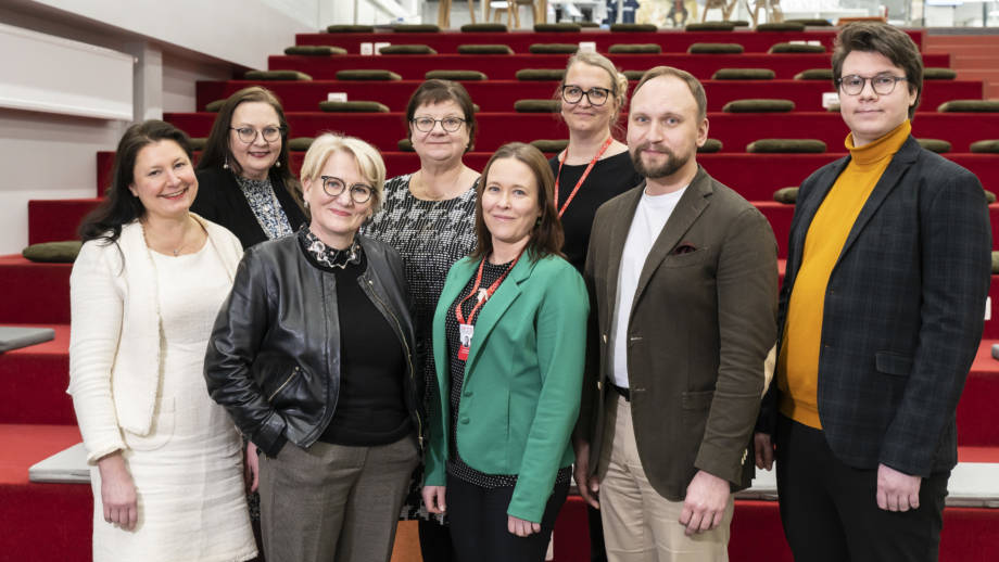 Kuvassa auditoijaryhmä ja Centrian laatupäällikkö Leena Saari sekä johdon sihteeri Kati Bång.