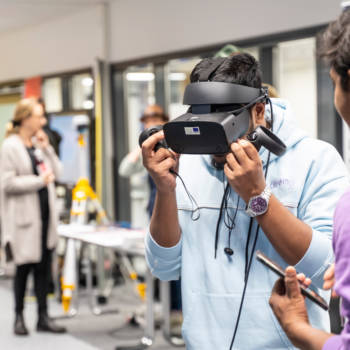 Opiskelijalla on VR-lasit päässään