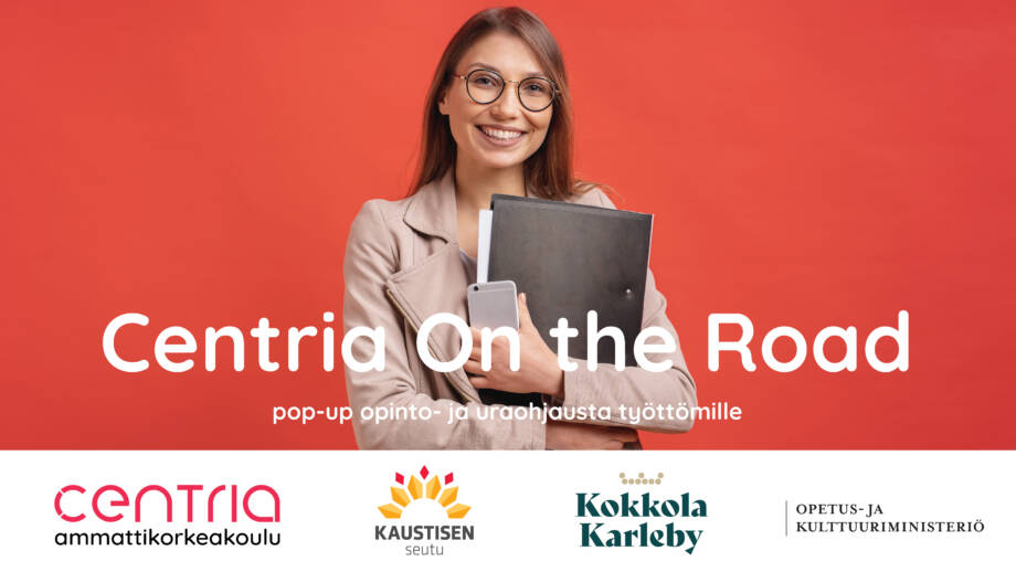 Centria on the Road mainoksessa hymyilevä naishenkilö. Centrian, Kaustisen, Kokkolan ja OKM:n logot.