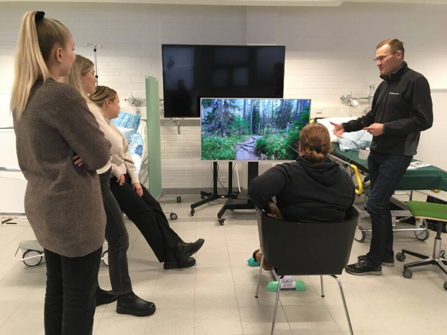 Sairaanhoitajaopiskelijat tutustuvat uuteen teknologiaan RoboPop-hankkeen toteuttamassa demopajassa.