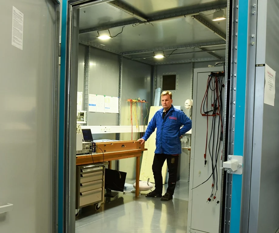 Mies seisoo EMC-laboratoriossa.