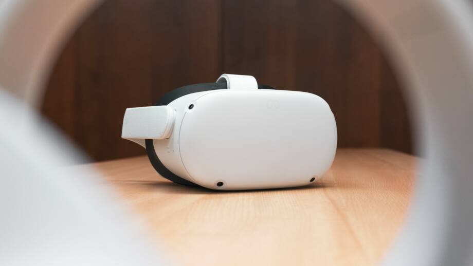 KUvassa valkoiset VR-lasit puisella pöydällä.