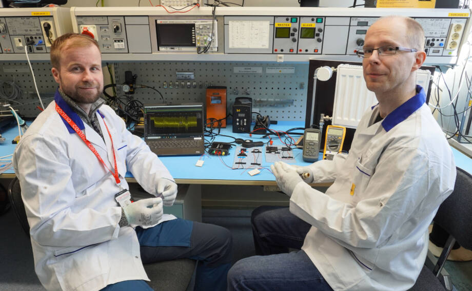 Kuvassa TKI-asiantuntijat Tomi Tuomaala ja Tuomo Viitala testaavat energian harvestointimoduulien suorituskykyä Centrian elektroniikan laboratoriossa. Kuva: Marika Hautala. 