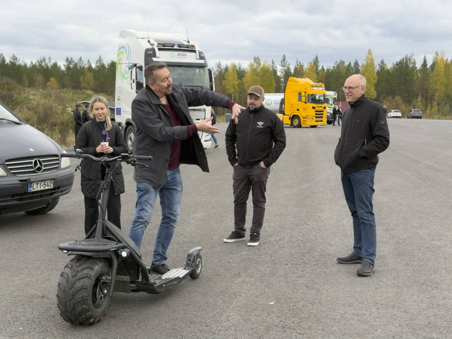 Ulkona kalustonäyttelyalueella ihmisiä katsomassa ja kokeilemassa erilaisia laitteita.