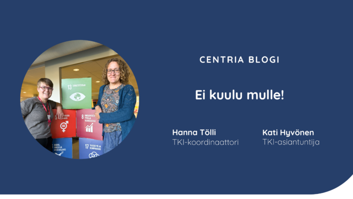Kuvassa blogin kirjoittajat poseeraavat kameralle hymyillen. Kuvassa myös blogin otsikko ja kirjoittajien tittelit ja nimet.