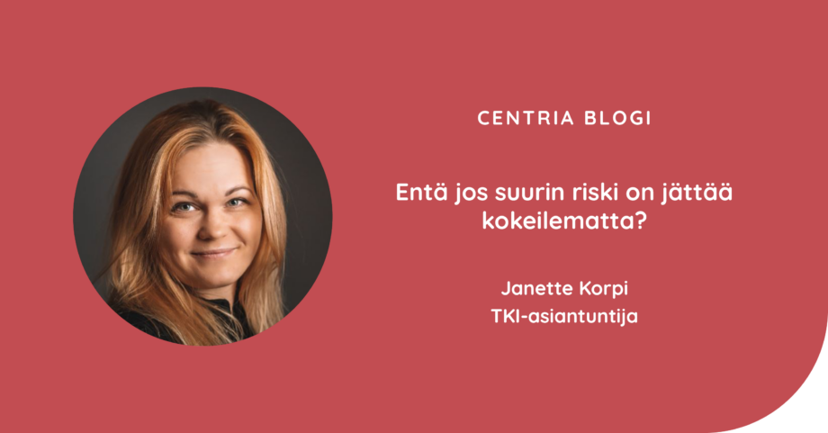 Kuvassa Janette Korpi poseeraa kameralle, taustalla sumea tausta. Kuvassa myös blogin otsikko.