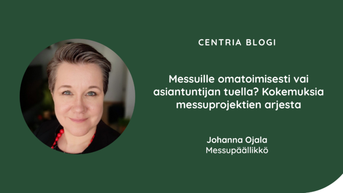 Kuvassa Avoimen tieteen yhteyshenkilö Johanna Ojala poseeraa kameralle hymyillen. Tausta sumea. Kuvassa myös blogin otsikko.