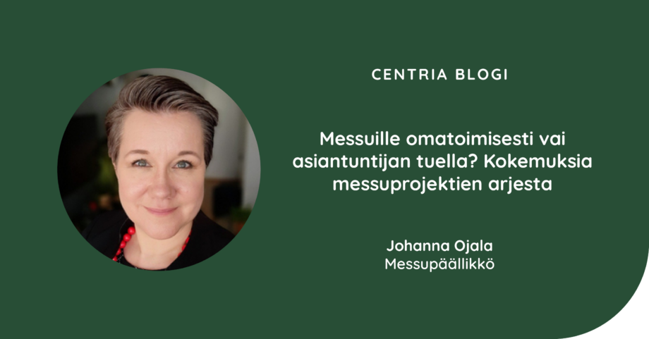 Kuvassa messupäällikkö Johanna Ojala poseeraa kameralle hymyillen. Tausta sumea. Kuvassa myös blogin otsikko.