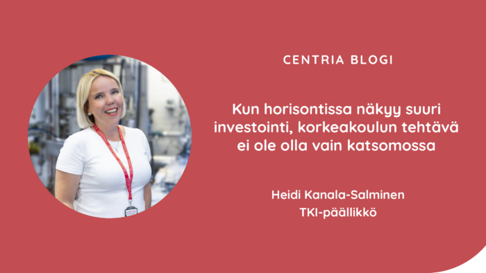 Kuvassa Heidi Kanala-Salminen poseeraa kameralle hymyillen. Taustalla sumeana kemian alan laitteistoa.
