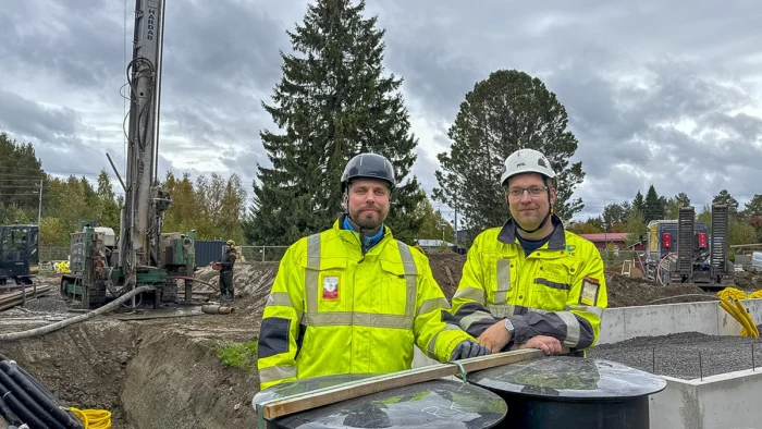 Henkilöitä porakaivon edustalla